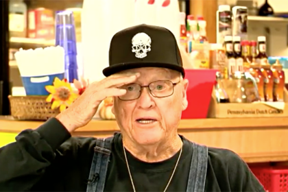 Пенсионер отбился от разъяренной медведицы голыми руками