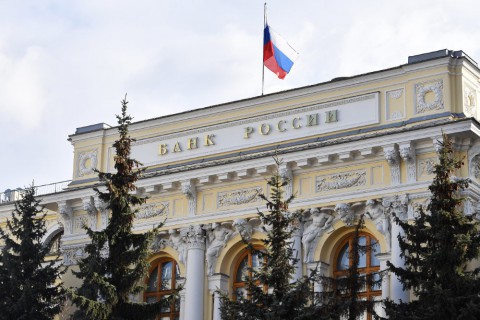 ЦБ РФ продлил срок перевода пенсионеров на карты "Мир"
