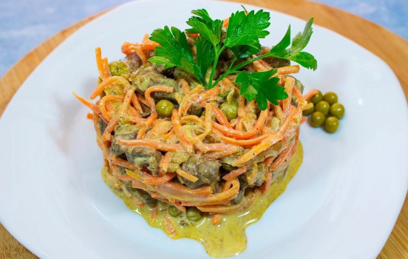 Салат из куриной печени